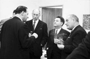 Freiburg: Gödecke; Rektor Prof. Boesch; Dr. Teicher, Gödecke, Prof. Dr.Spann, Dekan der Medizinischen Fakultät; Dr. Banaschewski, München