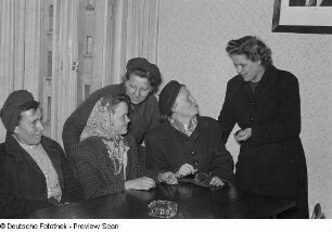 Fünf Frauen bei einer Unterhaltung