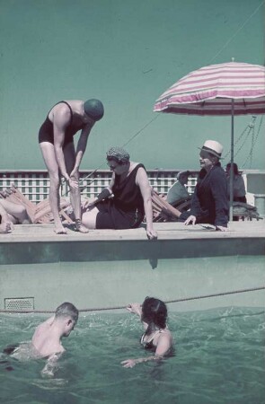 Bordleben auf dem Passagierschiff MS Milwaukee. Schwimmbecken mit Badenden