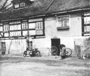 Neschwitz-Holscha. Ehem. Mühle, altes Wohnhaus und angrenzender Mühlenteil (rechts), um 1955, Repro (Bildersammlung Domann, Holscha)