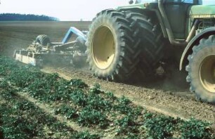 Fotografie: Bodenbearbeitung, Zwillingsreifen, Allradtraktor