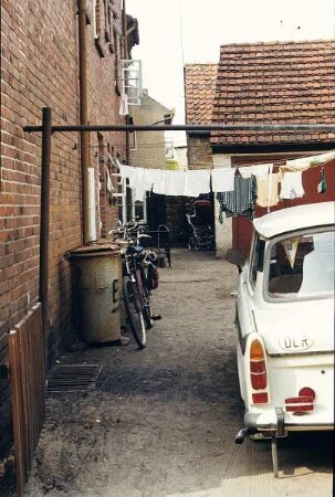 Kühlungsborn. Hof in der Altstadt. Ansicht mit Wäscheleine und parkendem PKW Trabant