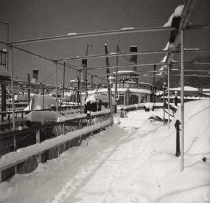 Dresden-Loschwitz, Elbdampfer "Aussig" (1894, Werft Blasewitz) im Loschwitzer Winterhafen. Ansicht über das Deck. Winteraufnahme