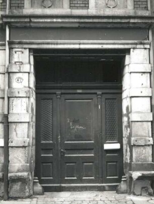 Dresden-Pieschen, Robert-Matzke-Straße 40/42. Doppelwohnhaus (um 1900). Toreinfahrt (Nummer 42) mit Prellsteinen