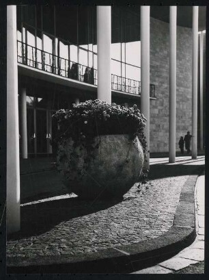 Stadthalle, Mülheim an der Ruhr Umbau: Ausschnitt Eingang Kassenhalle mit Blumenbecken