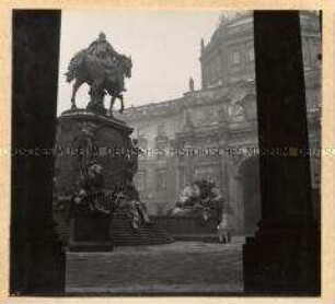 Berlin, Blick auf Kaiser-Wilhelm Denkmal, Schloss