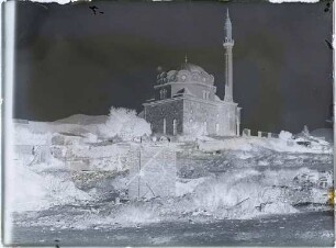 Moschee mit einem Kranz runder Fenster unter der Kuppel