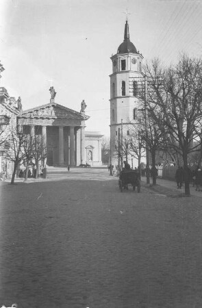 Kathedrale St. Stanislaus : Die römisch-katholische Kathedrale St. Stanislaus mit freistehendem Glockenturm
