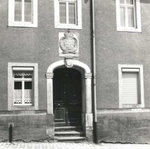 Colditz, Bahnhofstraße 10. Ehem. Rentamt (1799). Teilansicht der Fassade mit Portal