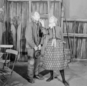 Sorbisches Volkstheater : Schauspieler des Sorbischen Volkstheaters bei der Aufführung eines Theaterstückes