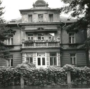 Dresden-Trachau. Dippelsdorfer Straße 10. Villa "Anna" (um 1880). Straßenfront mit Einfriedung