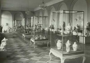 Dresden: Zwinger, Innenansicht, Pavillon E mit erweiterter Porzellanaufstellung