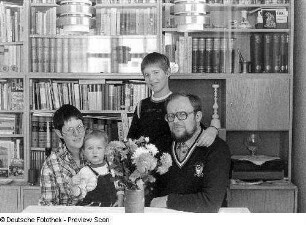 Familie M.-C. (Ingenieurin für Feinwerktechnik, Diplomingenieur für Betriebsgestaltung) im Wohnzimmer ihrer Wohnung in Dresden-Trachenberge