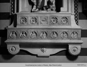 Statue der Heiligen Margareta von Cortona und Reliefs der Heiligen Margareta, Katharina von Alexandrien, Maria, Christus, Petrus, Franziskus und Basilius der Große