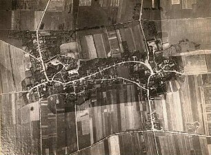 Luftbild. Dölzig westlich Leipzig. Gassengruppendorf. Luftbildsenkrechtaufnahme