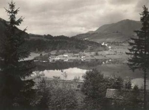 Italien. Südtirol. Bergsee in der Bozener Gegend mit wolkenverhüllten Bergen