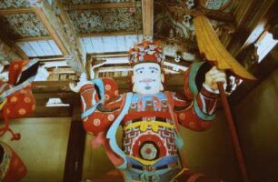 Figur des Weltenhüters Virudhaka in der buddhistischen Pohyon-sa-Tempelanlage