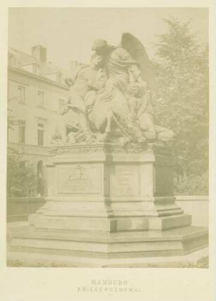 Kriegerdenkmal in Hamburg: Sockel mit der Ehrung und den Namen der gefallenen Soldaten, darauf steinerne Figurengruppe mit Engel, der die Arme um zwei sterbende Soldaten legt, wobei einer von ihnen sich noch auf seinem Pferd befindet