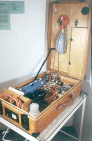Oldenburg. Deutsches Krankenhausmuseum. Tornister Pulmotor