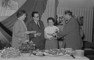 Empfang im vietnamesischen Ausstellungspavillon, am Buffet Rolf Lemser (?) Messeamtsdirektor (2.v.r)
