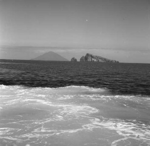 Überfahrt nach Stromboli. Blick über das Meer zur Insel