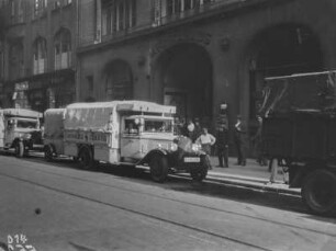 Abreise der Expedition : Abreise der Expedition (im Bild ein LKW der Marke Opel, Baureihe Blitz) vor dem Afrikahaus in Hamburg, erbaut für die Firma C. Woermann.