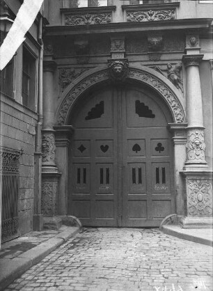 Portal in der Brüderstraße - Nordseite. früheres Scharrengebäude neben Familie Heynemann - heute hinterer Eingang der Familie Hermann (Huth) - befindet sich jetzt im Hofe der Residenz