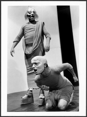 Bild einer Szene aus "Antigone", einer Studio-Inszenierung an der Hochschule für Schauspielkunst