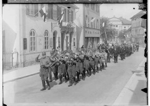 Fidelisfest in Sigmaringen 1934; Prozession in der Antonstraße, am linken Bildrand Cafe Stumpp, im Hintergrund Prinzenpalais; im Vordergrund Musikkapelle der SA (?)