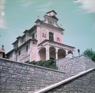 Italien. Gignese. Blick zur Stadtkirche