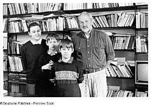 Familie L./S. (Kunstkritiker, Grafikerin) im Wohnzimmer
