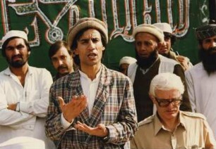 Dr. Hemat in einem afghanischen Lager : Dr. Hemat ist Vorsitzender der Afghanistan-Nothilfe in Deutschland, hier 1987 in einem afghanischen Flüchtlingslager in Pakistan