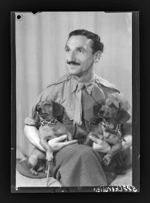 Alliiertenporträt Mr. Chevalier mit zwei Dackeln (5)
