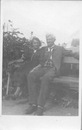 Etha und Hans Richter, auf einer Bank sitzend
