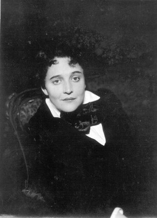 Antonia Dietrich als Gräfin La Valette in "Das Frauenopfer" von Georg Kiesau. Staatsschauspiel Dresden, 1923. Fotografie (Negativabzug auf Papier) von Ursula Richter