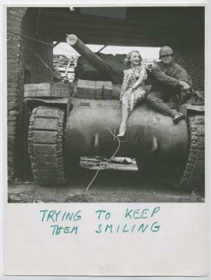 Marlene Dietrich im Auftrittskostüm auf einem Panzer, Truppenbetreuung (Gillrath, Februar 1945) (Archivtitel)