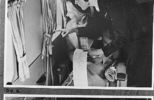 Vergleichsabbildungen. Flugpassagierin mit einer Stewardess, aus dem Fenster schauend