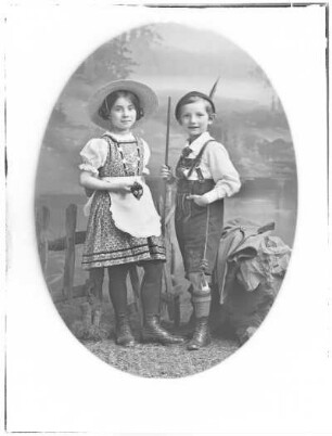 Geschwister Jacobi in Tracht