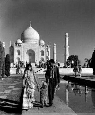Familie am Taj Mahal (Mausoleum für Shah Jahan und seine Gattin) : Agra (Indien). Familie am Taj Mahal (Mausoleum für Shah Jahan und seine Gattin)