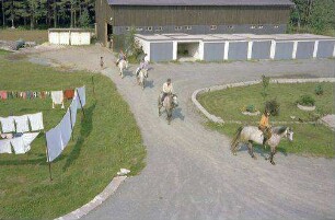 Bischofsgrün: Ausblick vom Berhof [Berghof?], auf Stallungen