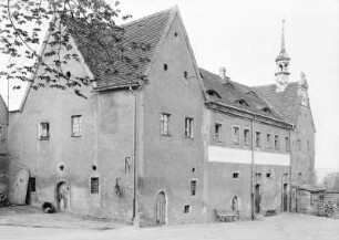 Röhrsdorf-Gamig (Kreis Pirna). Schloss Gamig. Wirtschaftsgebäude. Hofansicht