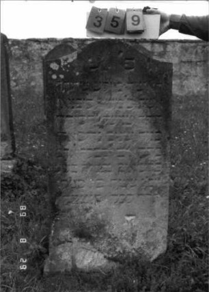 Grabstein 359 (Index: 100107812) Material: hellgelber Sandstein Zustand: stark verwittert Maße HxBxT: 121x62x15 cm Beschreibung: Stele, geschwungener Bogenabschluß: Grabstein 359