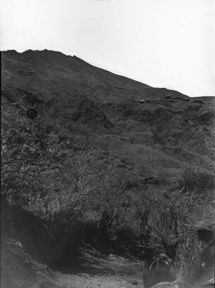 Berglandschaft : Blick vom Tal auf einen Berg.
