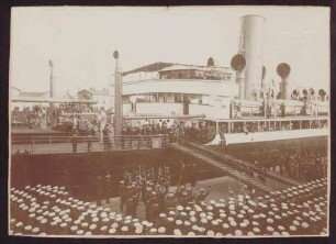 Verabschiedung des 3. Seebataillon beim Einschiffen nach Ostasien im Hamburger Hafen, Dampfer mit Laufsteg, davor das angetretene Bataillon