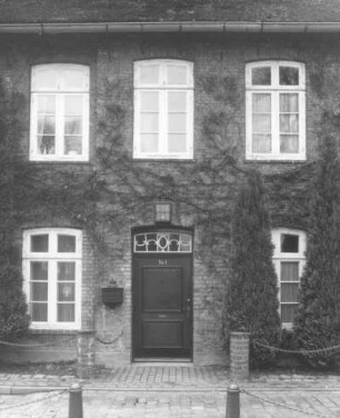 Ahrensburg, Mühlenredder 1. Schloßmühle (um 1600). Teilansicht des Wohnhauses mit Hauseingang