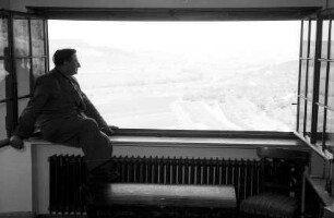 Leonberg: [Gerhart Herrmann] Mostar am Fenster seines Zimmers