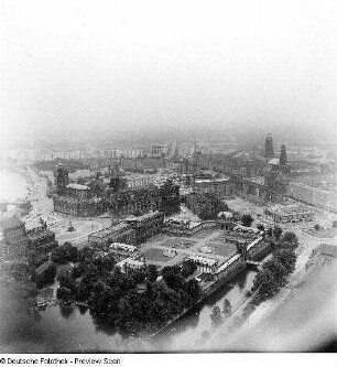 Theaterplatz, Zwinger und Postplatz, im Hintergrund der Altmarkt mit Kreuzkirche