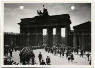 Berlin, Ehrenmal, Abziehen der Wache