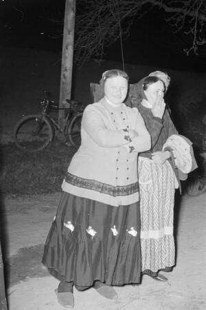 Frauen in katholischer Tracht als Zuschauerinnen beim Hexenbrennen in Ostro : Chodojtypalenje we Wotrowje z přihladowarkomaj w katolskej wšědnej drasće : Ostro / Wotrow
