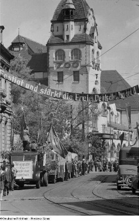 Geschmückte Straße vor der Kongreßhalle